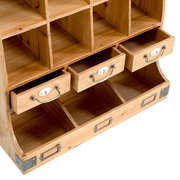 Holz-Wandregal mit mehreren Fächern und drei nummerierten Schubladen, Perspektive von oben.