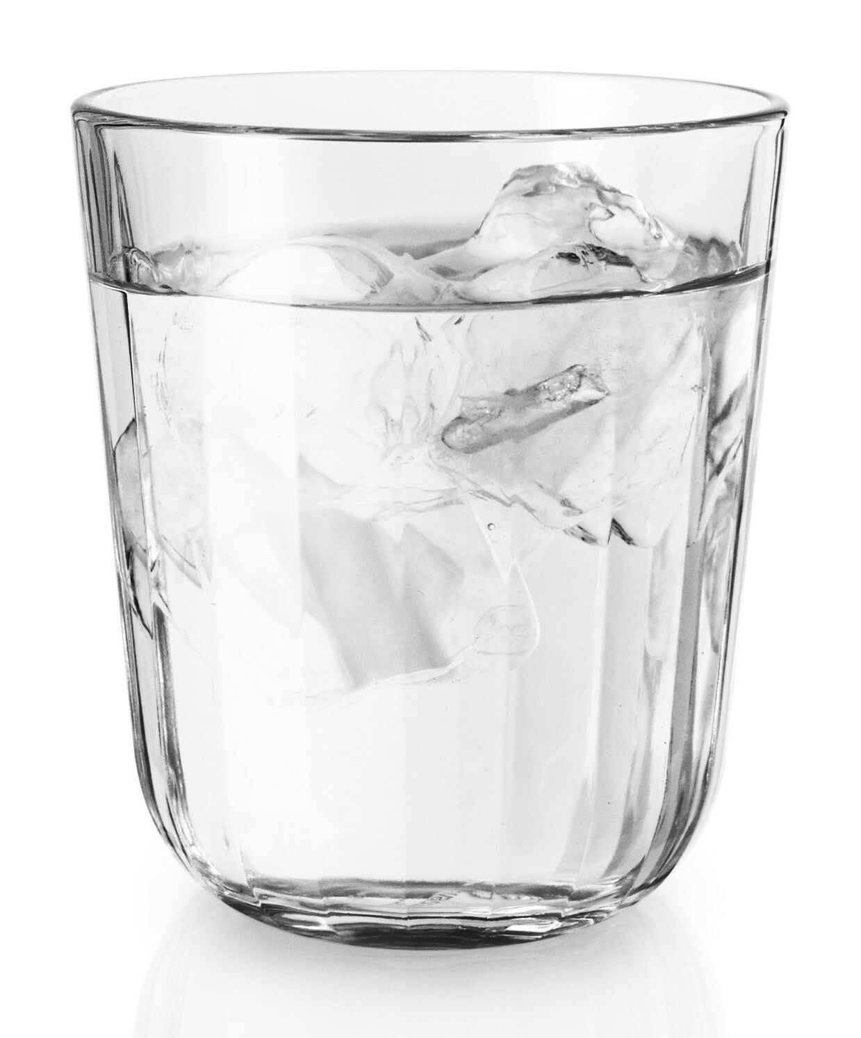 Facettenglas mit Eiswürfeln, seitliche Perspektive