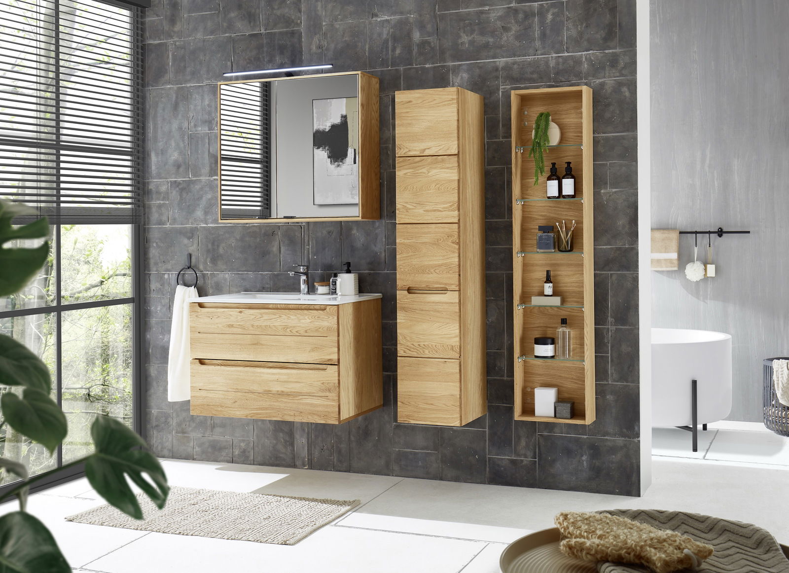 Moderner Badezimmerbereich mit Keramikwaschtisch und Holzschränken, seitliche Perspektive