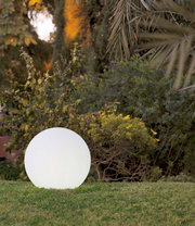 Kugelleuchte BULY 40 im Garten bei Dämmerung, seitliche Perspektive