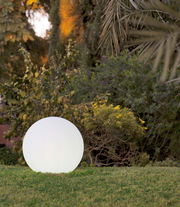 Kugelleuchte BULY 40 im Garten bei Dämmerung, seitliche Perspektive