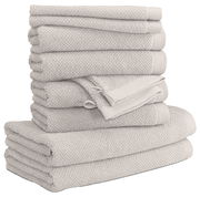 Stapel von beigefarbenen Handtüchern in verschiedenen Größen, seitliche Perspektive