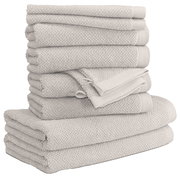 Stapel von beigefarbenen Handtüchern in verschiedenen Größen, seitliche Perspektive