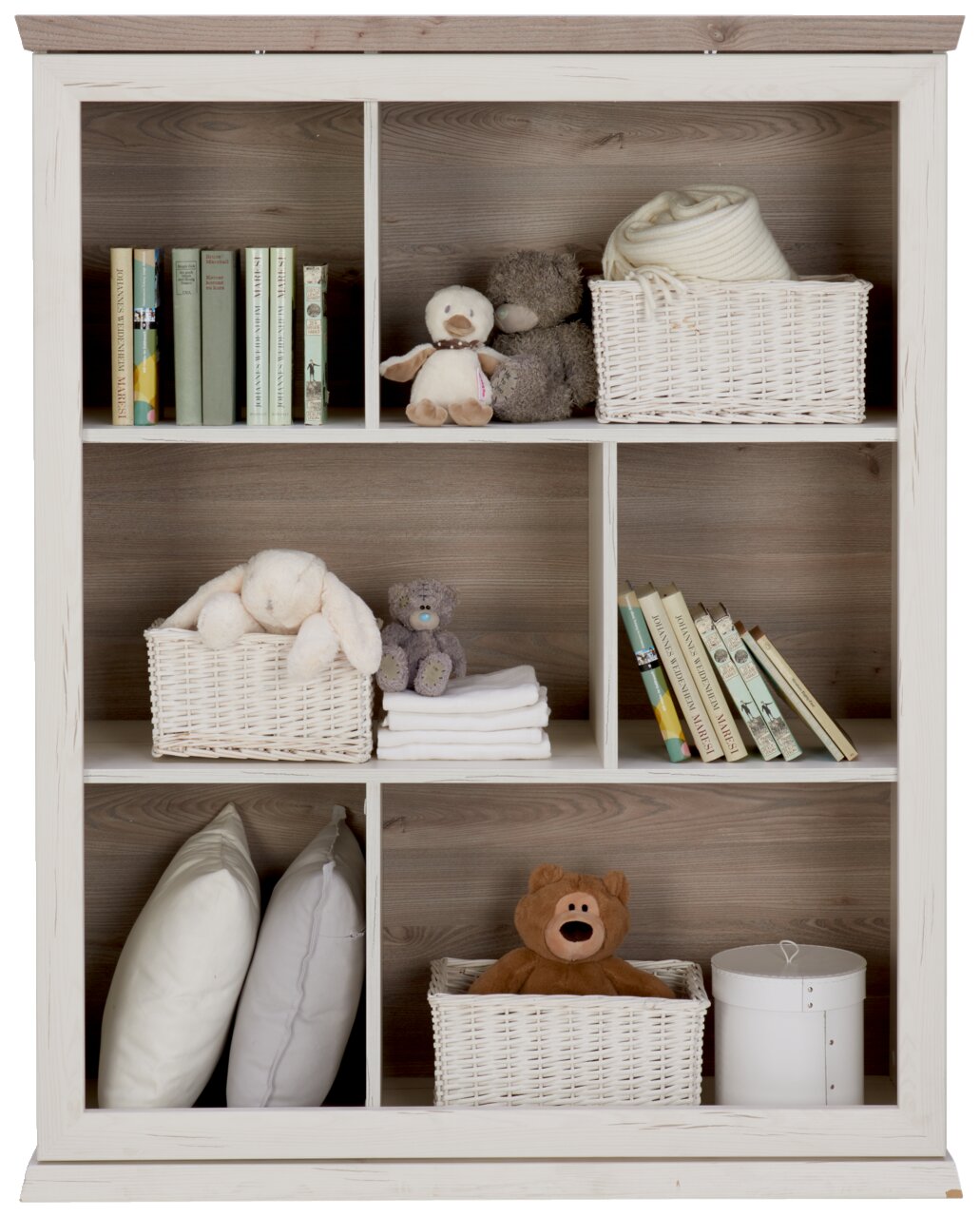 Een boekenkast met zes vakken, gevuld met boeken, knuffels en manden, gefotografeerd van voren.