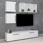 Modernes weißes Wohnzimmer-Wandmöbel-Set mit Lowboard, zwei Hängeschränken und drei offenen Wandregalen sowie schwarzem Wandpaneel vor grauer Betonwand, Ansicht frontal mit leichter Perspektive von rechts