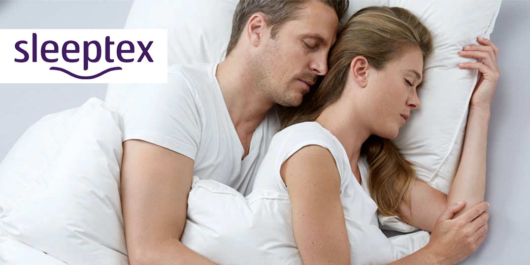Schlafendes Paar in weißer Bettwäsche, Sleeptex Logo