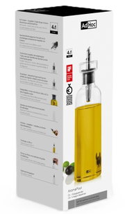 AdHoc AromaPour Öl- und Essigspender in Verpackung mit abgebildeter Glasflasche, Edelstahl-Ausgießer und gelbem Öl, perspektivisch in leichter Seitenansicht von vorne (3/4-Ansicht) fotografiert.