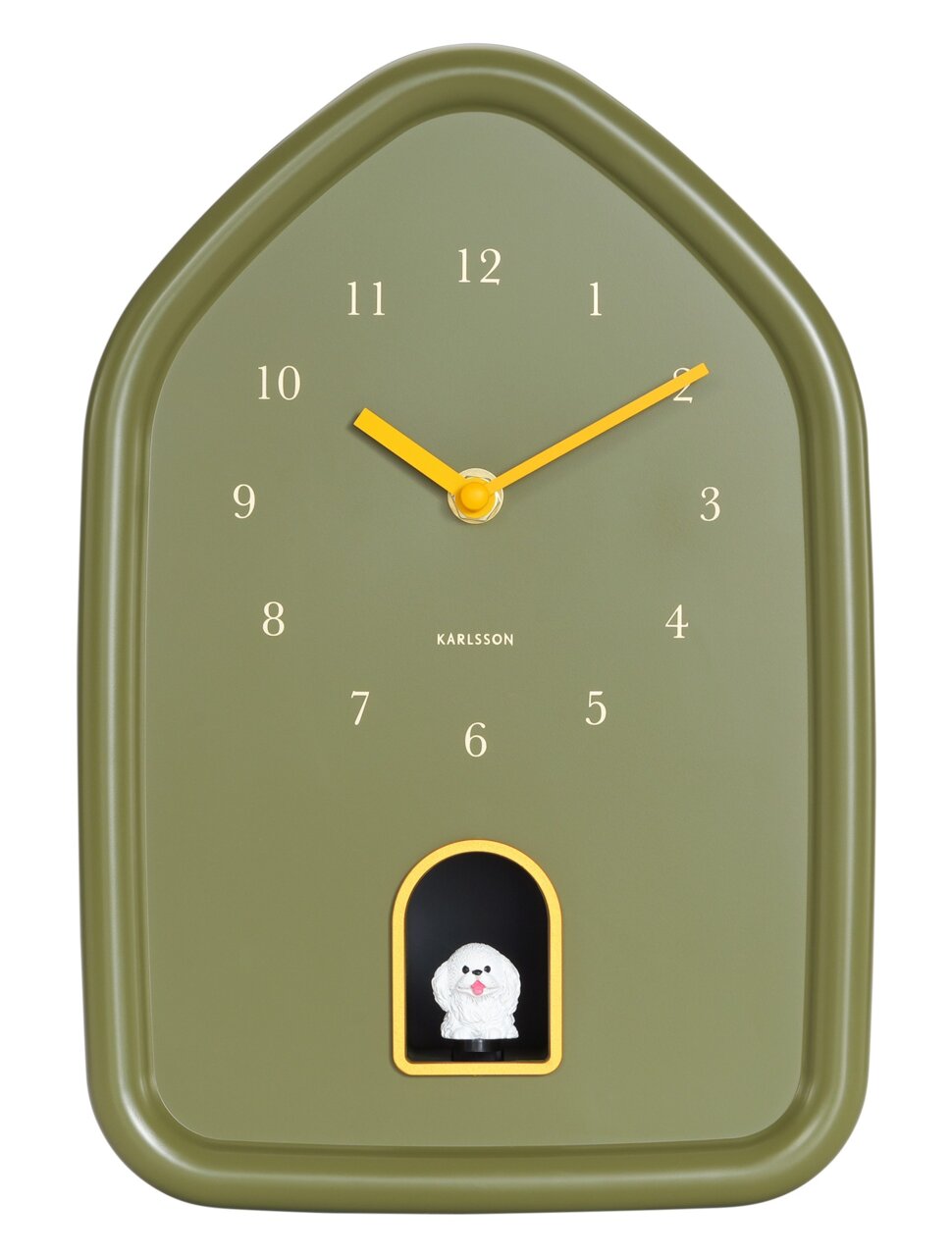 Grüne Wanduhr in Hausform mit gelben Zeigern und einer kleinen weißen Hundefigur in einer Öffnung unten, Frontalansicht