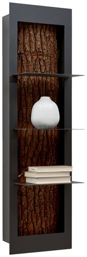 Hängeregal mit rustikaler Holzrückwand, zwei Glasböden, einer weißen Vase und Büchern, seitliche Perspektive