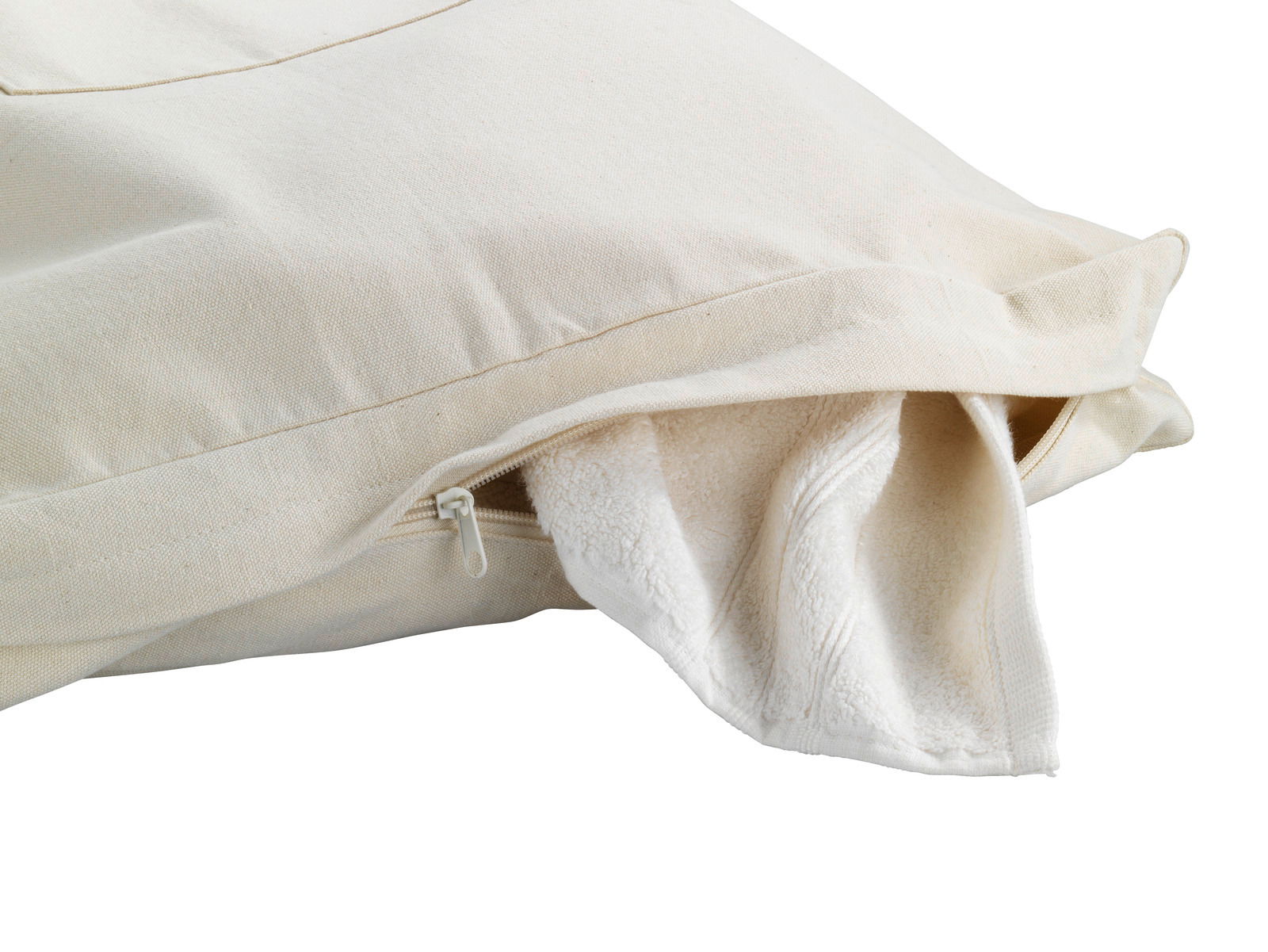 Nahaufnahme eines cremefarbenen Wäschesammlers mit Reißverschluss, teilweise geöffnet, um das Innenfutter zu zeigen.