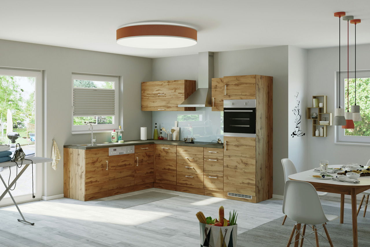 Moderne Eck-Küchenzeile in Holzoptik mit eingebauten Geräten, fotografiert aus einer leicht erhöhten Perspektive.