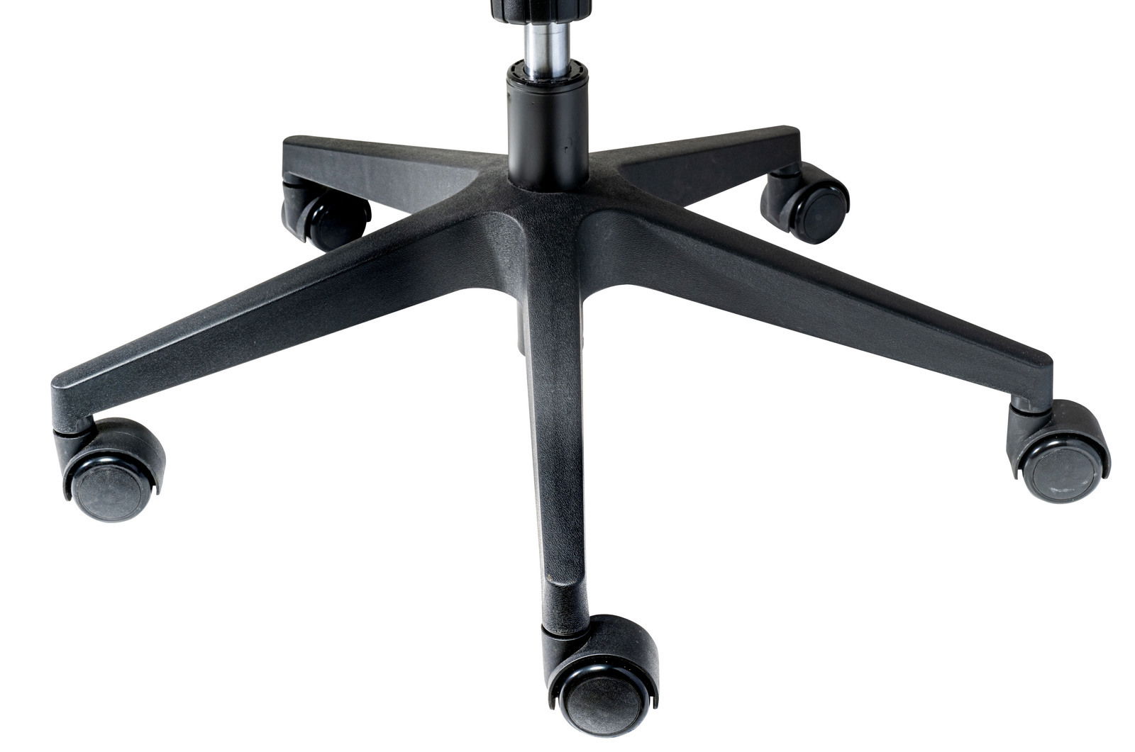 Nahaufnahme der Basis eines Drehstuhls mit fünf Rollen, von oben betrachtet.