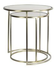 Zwei runde Beistelltische aus Metall mit Glasplatte, ineinander verschachtelt, seitliche Perspektive