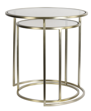 Zwei runde Beistelltische aus Metall mit Glasplatte, ineinander verschachtelt, seitliche Perspektive