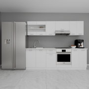 Moderne weiße Einbauküche mit Hochschränken, Spüle, Backofen, Dunstabzug und großem Side-by-Side-Kühlschrank, frontal aus Augenhöhe fotografiert.