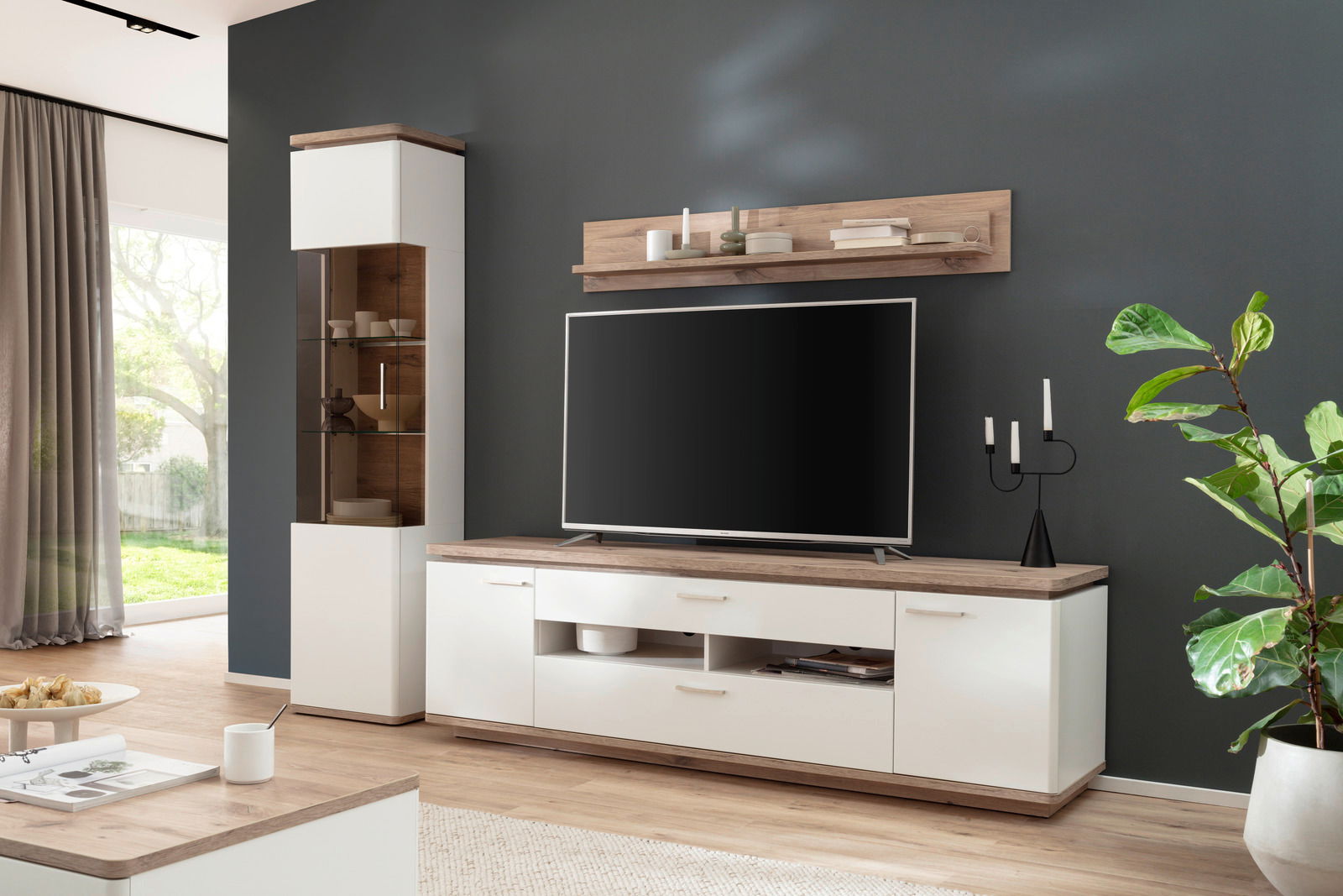 Moderne Wandkombination mit TV-Schrank, Regal und Vitrine in einem stilvollen Wohnzimmer, seitliche Perspektive