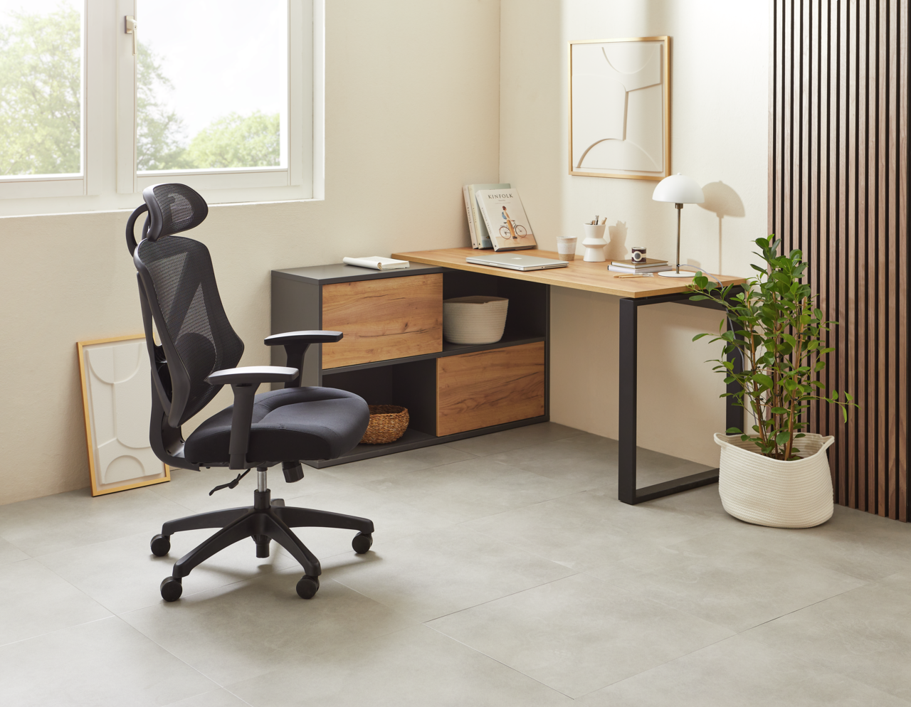 Moderner Winkelschreibtisch RENTON in einem hellen Raum, mit schwarzem Metallrahmen und Holzoberfläche, seitliche Perspektive.