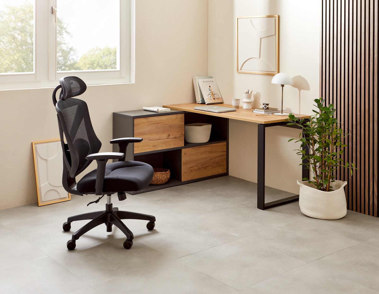 Moderner Winkelschreibtisch RENTON in einem hellen Raum, mit schwarzem Metallrahmen und Holzoberfläche, seitliche Perspektive.