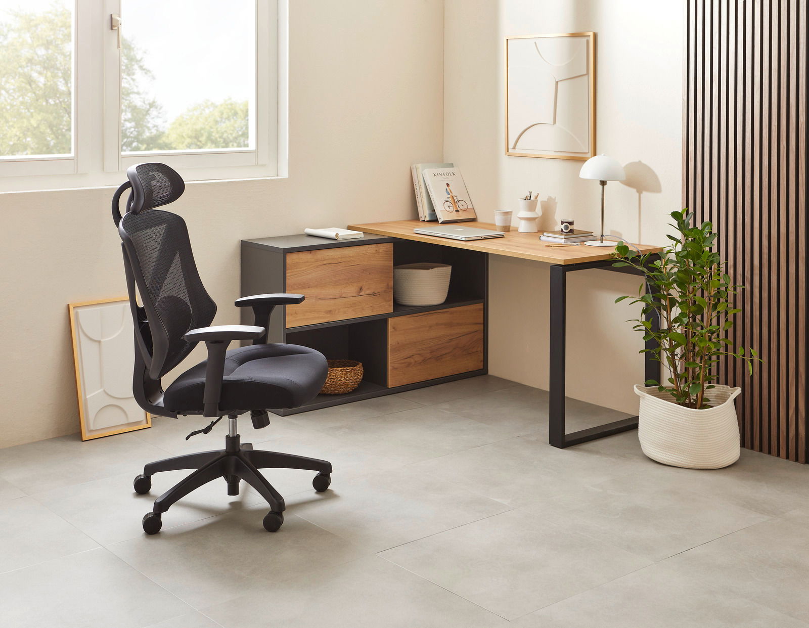 Moderner Winkelschreibtisch RENTON in einem hellen Raum, mit schwarzem Metallrahmen und Holzoberfläche, seitliche Perspektive.