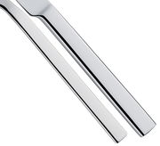 Nahaufnahme von zwei glänzenden, modernen Besteckgriffen aus Edelstahl in minimalistischem Design.