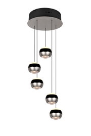 Moderne Pendelleuchte Orbit mit fünf kugelförmigen Leuchten, hängend von einer runden Deckenhalterung, seitliche Perspektive.