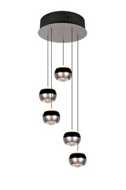 Moderne Pendelleuchte Orbit mit fünf kugelförmigen Leuchten, hängend von einer runden Deckenhalterung, seitliche Perspektive.