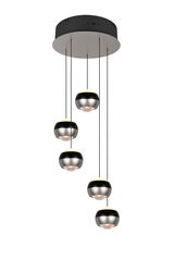 Moderne Pendelleuchte Orbit mit fünf kugelförmigen Leuchten, hängend von einer runden Deckenhalterung, seitliche Perspektive.