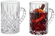 Zwei Glühwein-Gläser Noblesse mit Henkel, eines leer und eines gefüllt mit Glühwein und Gewürzen, aus seitlicher Perspektive.