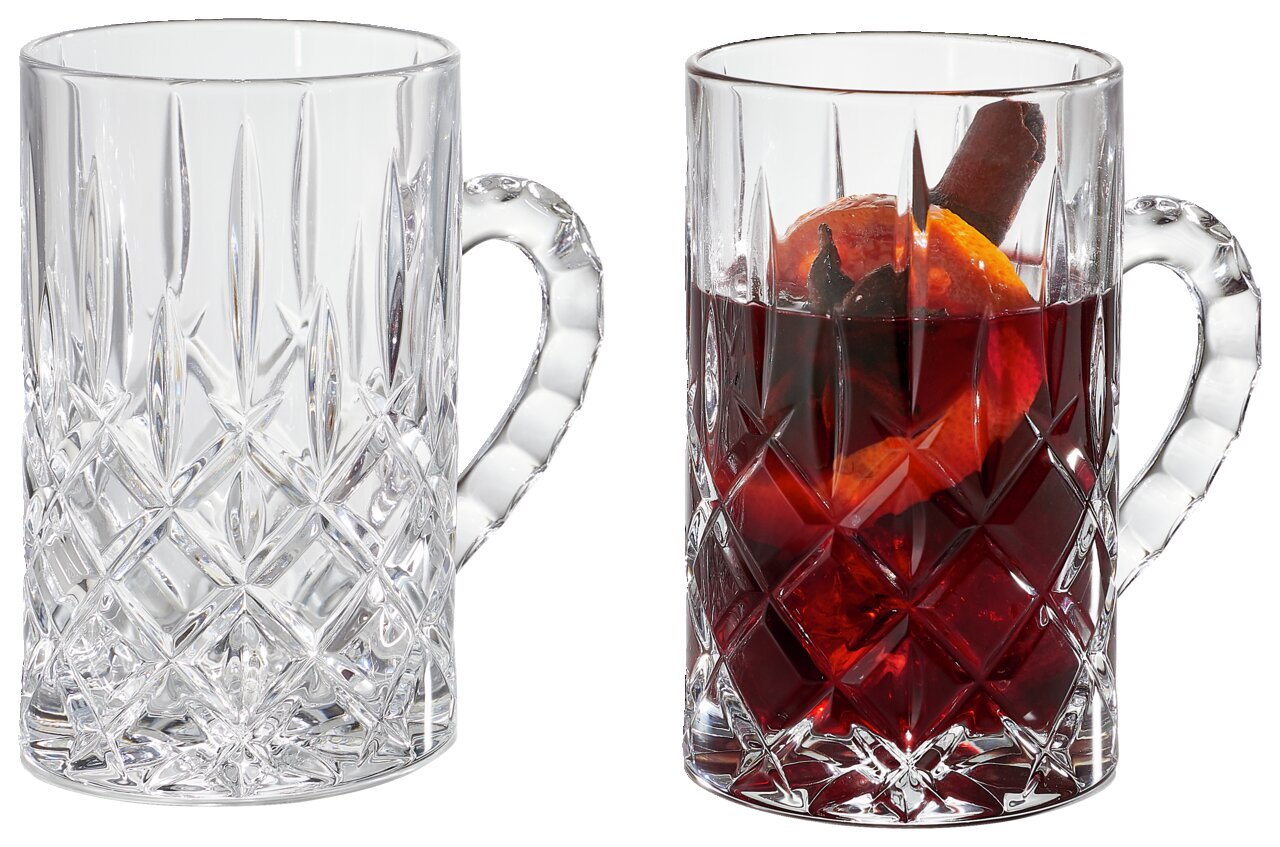 Zwei Glühwein-Gläser Noblesse mit Henkel, eines leer und eines gefüllt mit Glühwein und Gewürzen, aus seitlicher Perspektive.