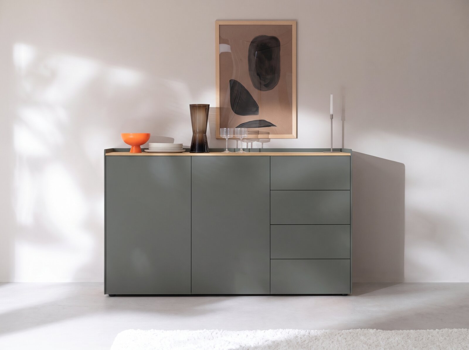Venjakob Dressoir ATENO Vooraanzicht van een modern matgrijs dressoir met twee deuren, vier laden en een licht houten bovenblad in een stijlvol interieur.