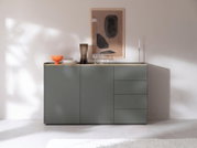 Modernes Sideboard in Dunkelgrau mit Holzablage, zwei grifflosen Türen und vier Schubladen, frontal in einem stilvoll dekorierten Wohnraum gezeigt
