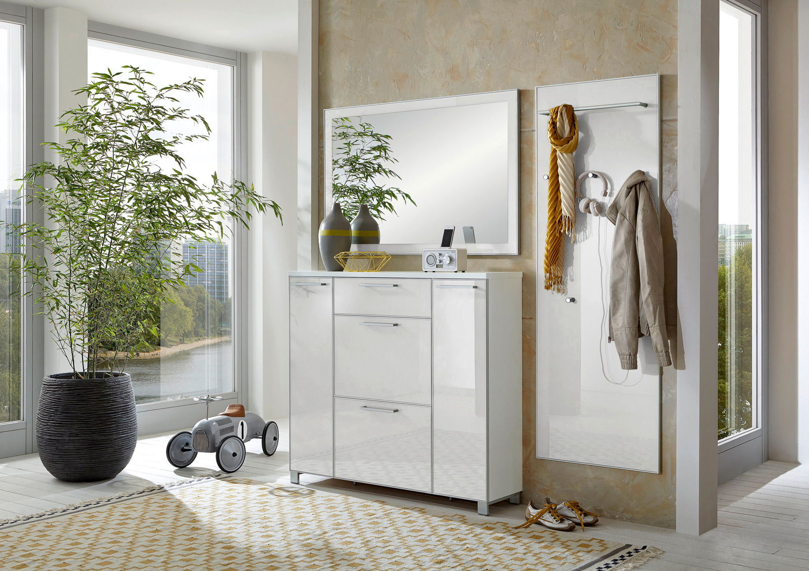 VOSS Garderoben-Set 3-tlg. SANTINA Modernes Garderoben-Set in heller, eleganter Umgebung mit großem Spiegel, Schrank und Wandpaneel, seitliche Perspektive.