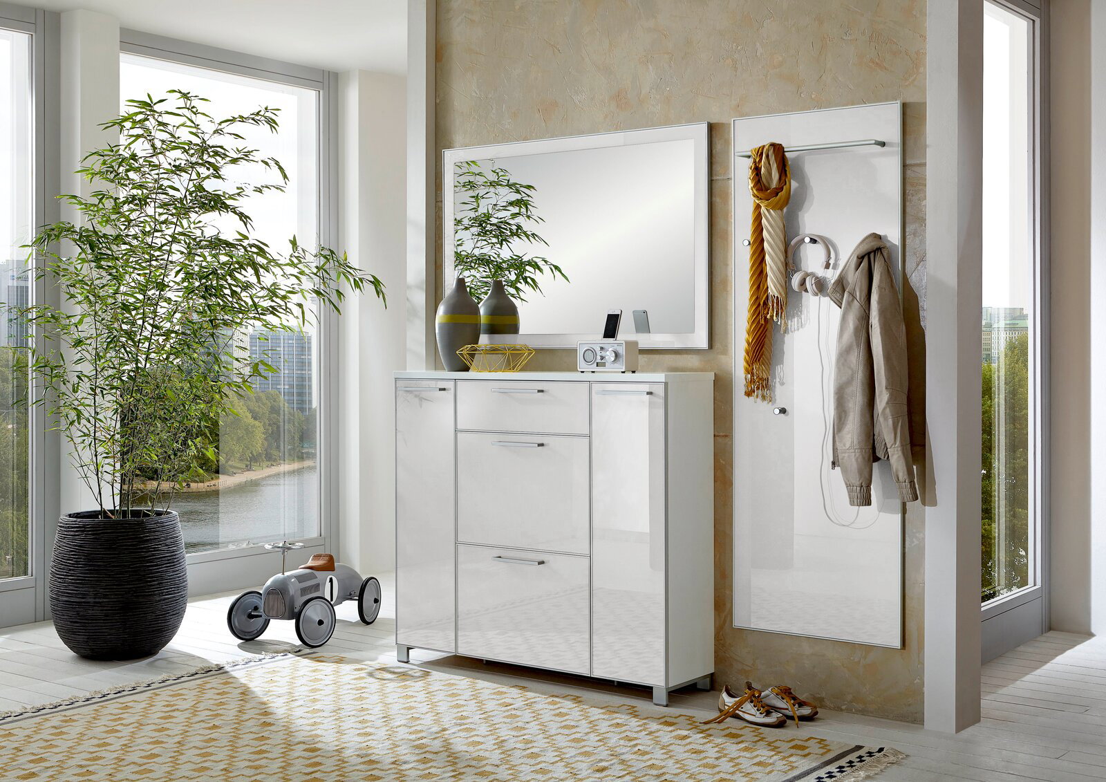 VOSS Garderoben-Set 3-tlg. SANTINA Modernes Garderoben-Set in heller, eleganter Umgebung mit großem Spiegel, Schrank und Wandpaneel, seitliche Perspektive.