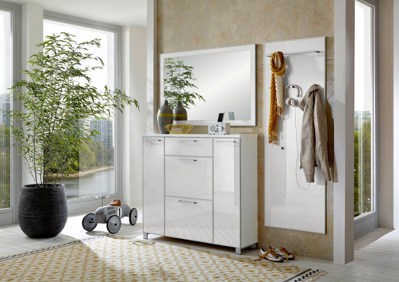 Modernes Garderoben-Set in heller, eleganter Umgebung mit großem Spiegel, Schrank und Wandpaneel, seitliche Perspektive.