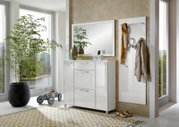 Modernes Garderoben-Set in heller, eleganter Umgebung mit großem Spiegel, Schrank und Wandpaneel, seitliche Perspektive.