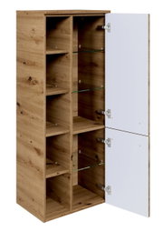 Houten kast van gemiddelde hoogte met geopende deur, met meerdere planken van glas en hout, gezien van rechtsvoor