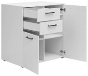 Weiße Kommode mit zwei offenen Schubladen und zwei offenen Türen, perspektivisch von vorne links gesehen.