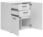 Weiße Kommode mit zwei offenen Schubladen und zwei offenen Türen, perspektivisch von vorne links gesehen.