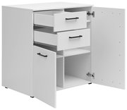 Weiße Kommode mit zwei offenen Schubladen und zwei offenen Türen, perspektivisch von vorne links gesehen.