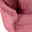 Nahaufnahme eines Sessels in rosa Stoff, Fokus auf Armlehne und Sitzfläche, von schräg oben betrachtet.
