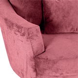 Nahaufnahme eines Sessels in rosa Stoff, Fokus auf Armlehne und Sitzfläche, von schräg oben betrachtet.