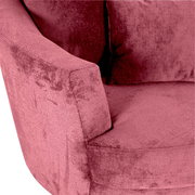 Nahaufnahme eines Sessels in rosa Stoff, Fokus auf Armlehne und Sitzfläche, von schräg oben betrachtet.