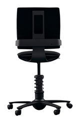 Rückansicht eines schwarzen Drehstuhls mit ergonomischem Design und Rollen.