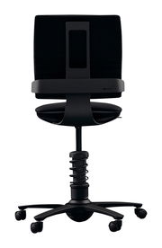 Rückansicht eines schwarzen Drehstuhls mit ergonomischem Design und Rollen.