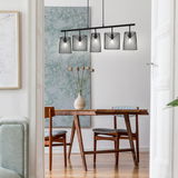 Moderne 5-flammige Pendelleuchte mit schwarzem Metallgitter-Design, hängend über einem Esstisch in einem stilvoll eingerichteten Raum, seitliche Perspektive.