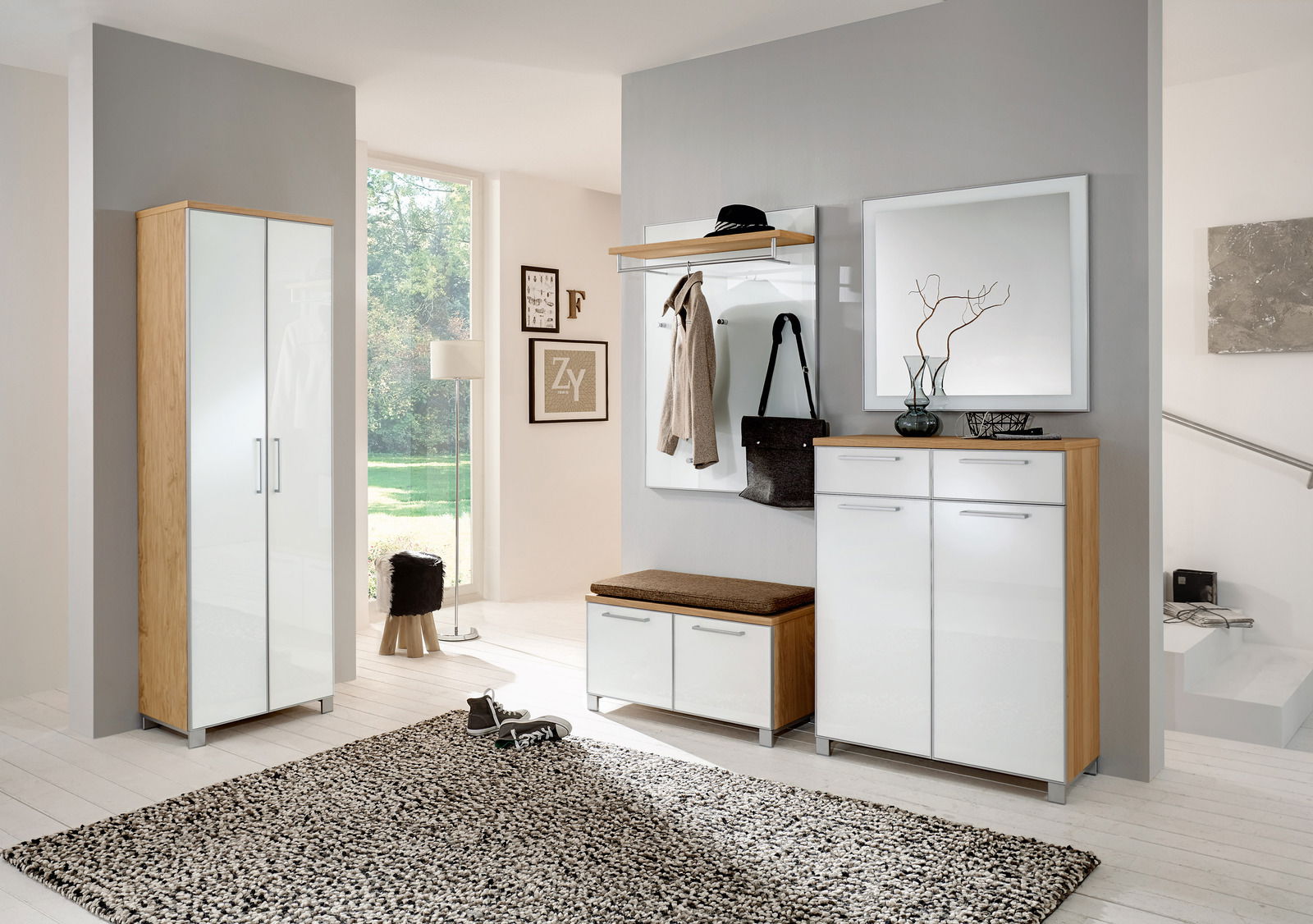 Moderne Garderobeneinrichtung mit Dielenschrank, Schuhschrank, Garderobenpaneel und Spiegel in heller, einladender Atmosphäre. Frontalansicht.