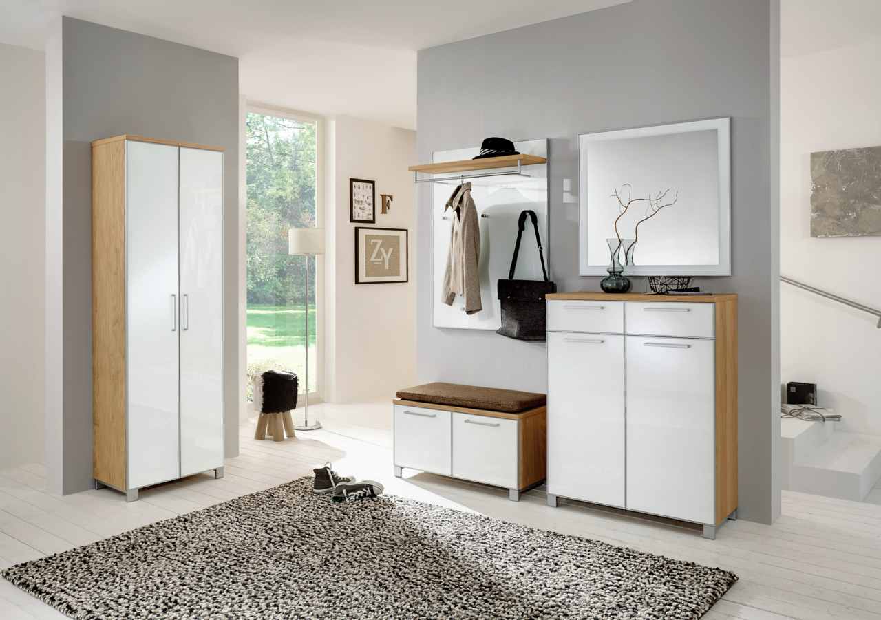 Moderne Garderobeneinrichtung mit Dielenschrank, Schuhschrank, Garderobenpaneel und Spiegel in heller, einladender Atmosphäre. Frontalansicht.