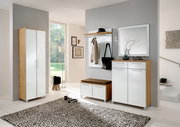 Moderne Garderobeneinrichtung mit Dielenschrank, Schuhschrank, Garderobenpaneel und Spiegel in heller, einladender Atmosphäre. Frontalansicht.