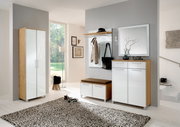 Moderne Garderobeneinrichtung mit Dielenschrank, Schuhschrank, Garderobenpaneel und Spiegel in heller, einladender Atmosphäre. Frontalansicht.