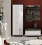 Moderner Flur mit Garderoben-Set bestehend aus einem weißen Schuhschrank mit Spiegel, einer Garderobenbank mit Sitzkissen und einem Garderobenpaneel mit Haken und Ablage. Perspektive: Frontalansicht.